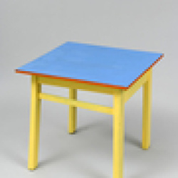 שולחן קטן | שולחן צד | שולחן צבעוני | רעיונות לעיצוב | שולחן מדליק |