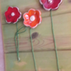 תמונה לבית | תמונה צבעונית | פרחים צבעוניים | פרחים על עץ ממוחזר |