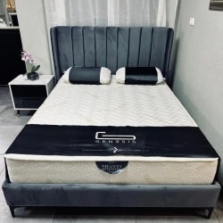 MYKONOS | מיטה זוגית מרופדת עם תיפורים בעיצוב קלאסי 160/190 ס״מ / אפור