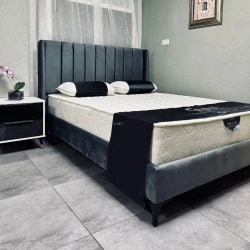 MYKONOS | מיטה זוגית מרופדת עם תיפורים בעיצוב קלאסי 140/190 ס״מ / אפור