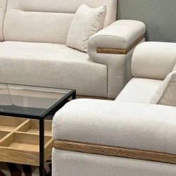 LIMA | ספה מפנקת לסלון עם הטבעת עץ ייחודית שמנת / 170 ס”מ – דו מושבית