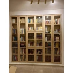 DVORA | ארון ספרים לסלון עם דלתות זכוכית ועיטורי זהב מעץ סנדוויץ׳ איכותי 320 ס״מ – 8 דלתות