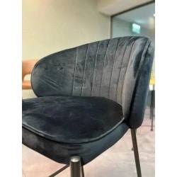 KING | כסא בר מעוצב עם תפירת פסים בנוחות מושלמת בד בוקלה שחור
